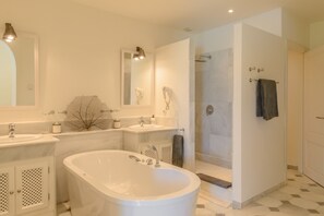 Dusche, Haartrockner, Handtücher