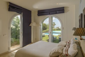4 slaapkamers, een strijkplank/strijkijzer, gratis wifi, beddengoed
