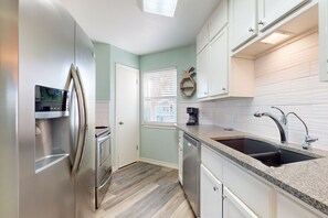 Fridge, microwave, oven, stovetop - Spacious home on the bay with water views and private pool (Rockport)