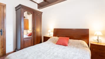 2 bedrooms, iron/ironing board, free WiFi, bed sheets