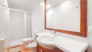 Douche, sèche-cheveux, serviettes fournies