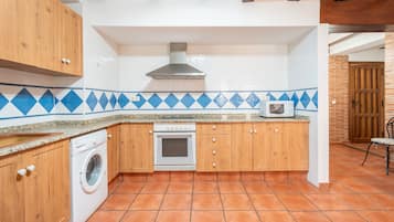 Een koelkast, een magnetron, een oven, een kookplaat