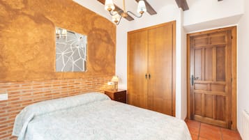 2 bedrooms, iron/ironing board, free WiFi, bed sheets