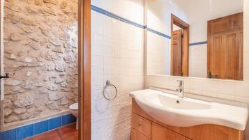 Dusch, hårtork och handdukar