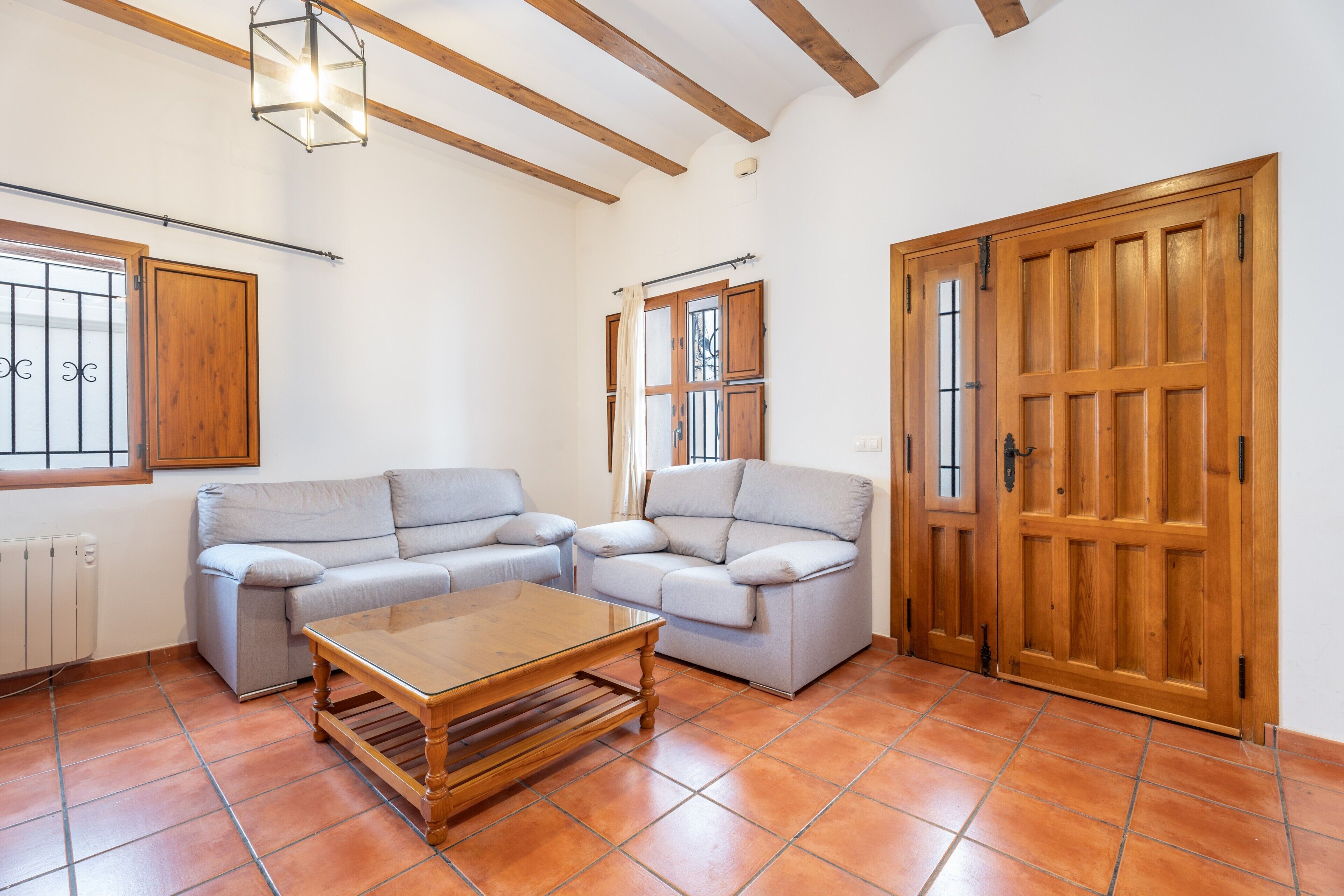 Een televisie en een open haard