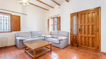 Een televisie en een open haard