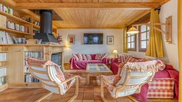 Fernseher, Kamin, Tischtennisplatte