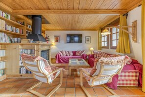 TV, fireplace, ping pong - Apartment 'La Salamandre' with Mountain View, Private Terrace and Wi-Fi (Villard-Reculas)