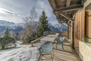 Outdoor dining - Apartment 'La Salamandre' with Mountain View, Private Terrace and Wi-Fi (Villard-Reculas)