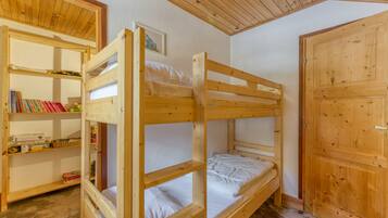 3 bedrooms, iron/ironing board, free WiFi, bed sheets