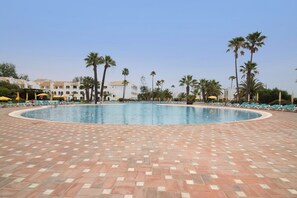 Alberca techada y alberca climatizada