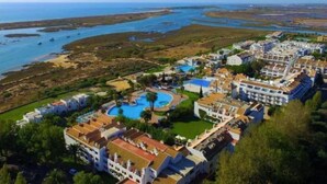 A coastal resort with multiple buildings, a central swimming pool, and a view of the sea. - Apartment 'Golden Sky' with Shared Pool, Wi-Fi and Air Conditioning (Cabanas de Tavira)
