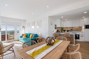 Fridge, microwave, oven, stovetop - Apartment 'Varanda Do Sol' with Sea View, Wi-Fi and Air Conditioning (Monte Gordo)