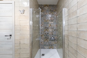 Shower, towels - Country House 'Aurora' with Private Pool, Private Garden and Wi-Fi (Sanchidrian)