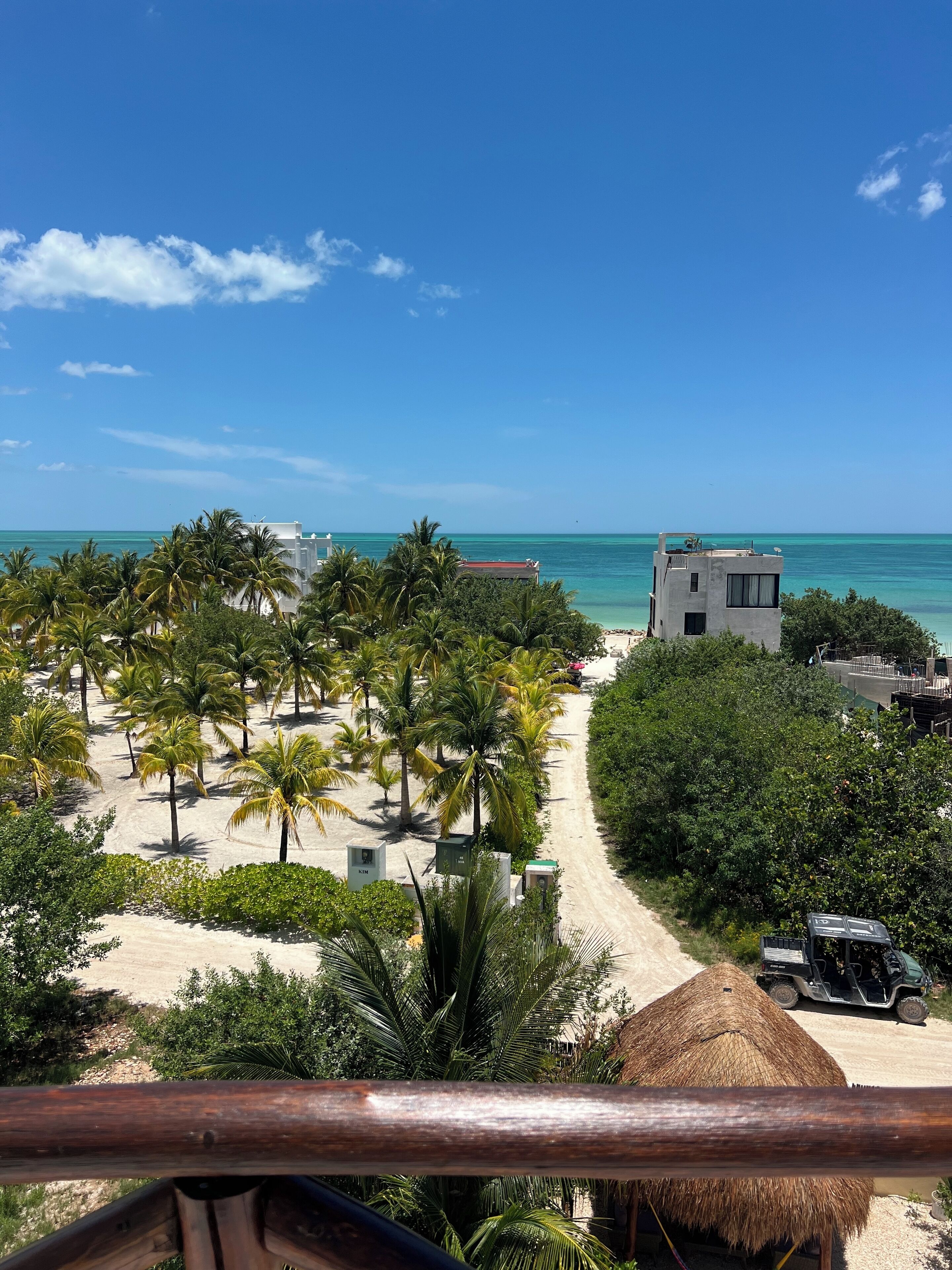 在海灘附近、躺椅、沙灘巾