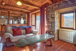 Living area - Country House 'Mirador De Babia I' with Wi-Fi (Riolago)