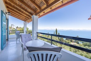 Outdoor dining - Room 'Two Bedroom' with Private Terrace, Wi-Fi and Air Conditioning (Corfu)