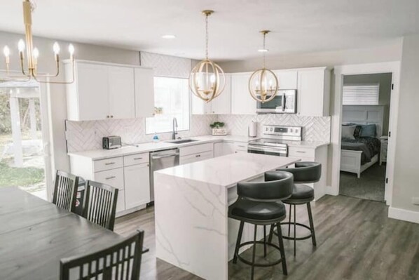 Réfrigérateur, micro-ondes, four, plaque de cuisson