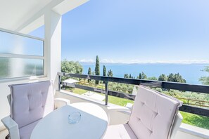 Property grounds - Room 'Sea View 1' with Private Terrace, Wi-Fi and Air Conditioning (Corfu)