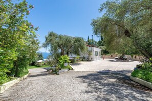 Property grounds - Room 'Sea View 3' with Private Terrace, Wi-Fi and Air Conditioning (Corfu)