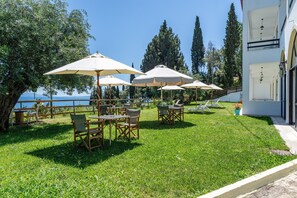 Outdoor dining - Room 'Garden View 1' with Private Terrace, Wi-Fi and Air Conditioning (Corfu)