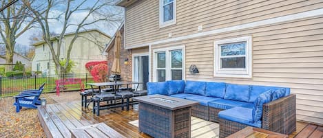 Une terrasse dotée de mobilier d’extérieur, d’un canapé et d’une table.