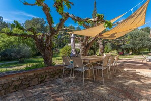 Outdoor dining - Cottage 'Les Bergeries De Danielle' with Private Pool, Private Terrace and Wi-Fi (Draguignan)