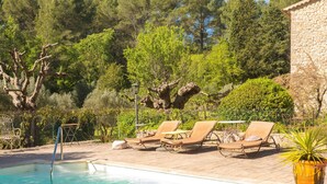 A pool area with lounge chairs, a stone building, and surrounding greenery. - Holiday Home 'Maison - Les Bergeries De Danielle' with Private Pool, Private Terrace and Wi-Fi (Draguignan)