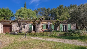 A stone building with green shutters, surrounded by trees and a clear sky. - Holiday Home 'Maison - Les Bergeries De Danielle' with Private Pool, Private Terrace and Wi-Fi (Draguignan)