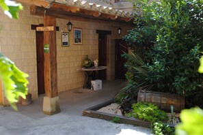 Exterior detail - Country House 'La Viña 1' with Shared Terrace, Shared Garden and Wi-Fi (Cuzcurrita de Río Tirón)