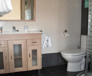 Douche, sèche-cheveux, serviettes fournies