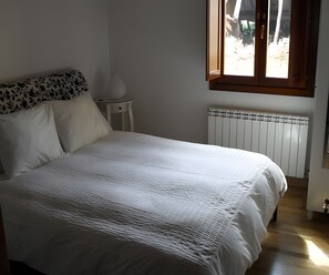3 bedrooms, free WiFi, bed sheets - Country House 'La Viña 2' with Shared Terrace, Shared Garden and Wi-Fi (Cuzcurrita de Río Tirón)