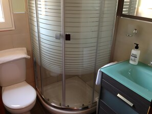 Douche, sèche-cheveux, serviettes fournies