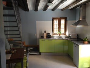 Réfrigérateur, micro-ondes, plaque de cuisson, lave-vaisselle