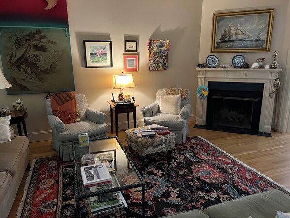 Smart-TV, peis, DVD-spiller og bøker