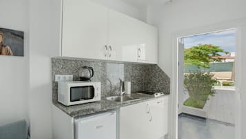 Frigorifero, microonde, piano cottura, macchina per tè/caffè