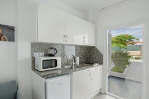 Jääkaappi, mikroaaltouuni, liesi, kahvin-/teenkeitin