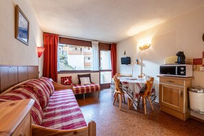 Fernseher, DVD-Player, Stereoanlage