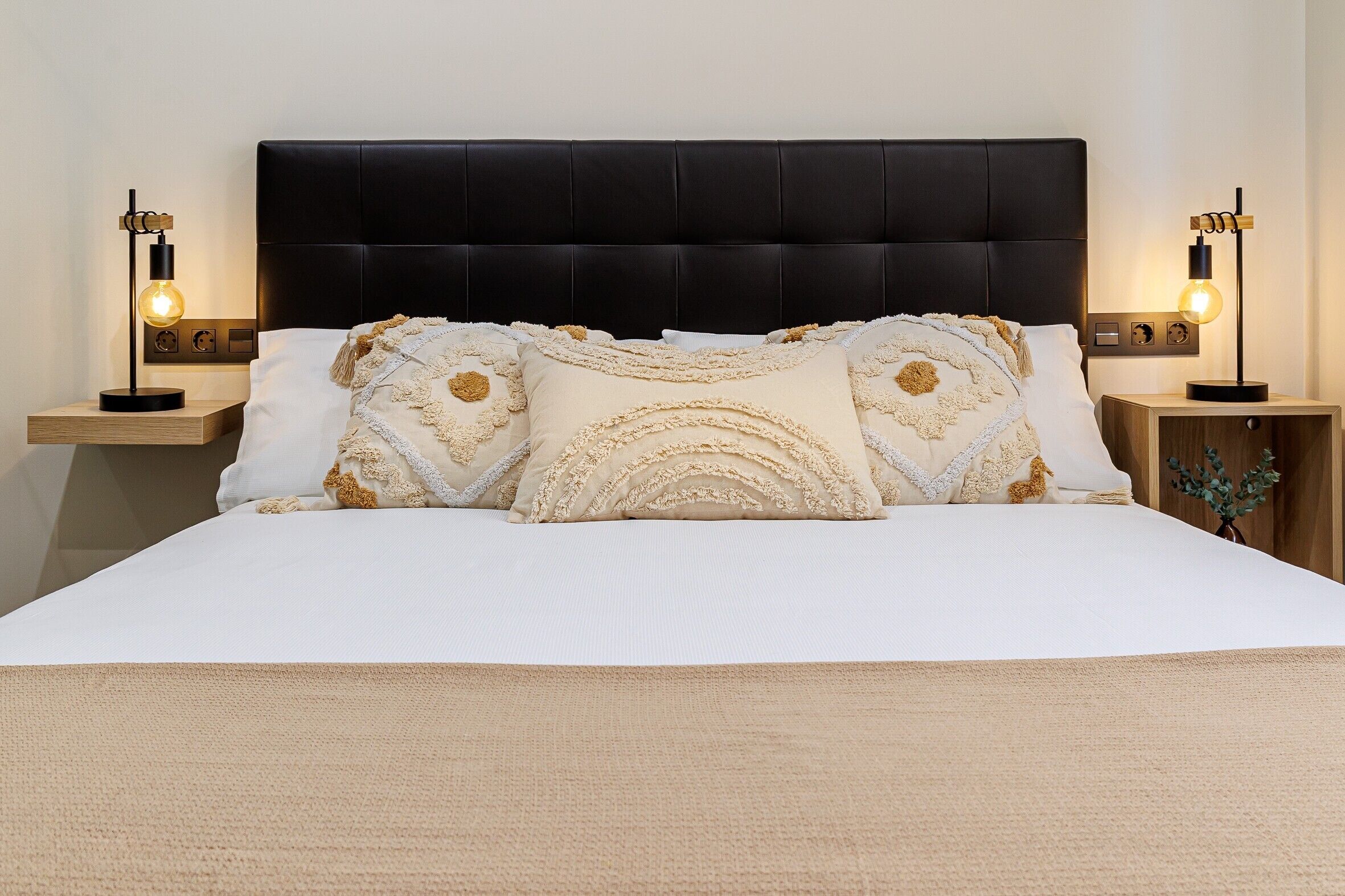 3 slaapkamers, een strijkplank/strijkijzer, gratis wifi, beddengoed