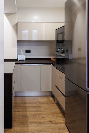 Refrigerador, microondas, horno, placa de cocina