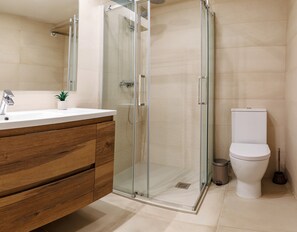 Suihku, hiustenkuivaaja, pyyhkeet