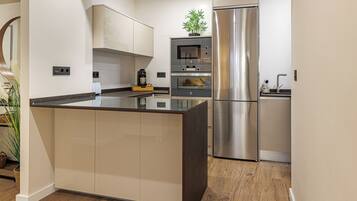 Een koelkast, een magnetron, een oven, een kookplaat