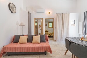 TV, stereo - Apartment 'Le Petit Écureuil' with Shared Pool, Private Terrace and Wi-Fi (Saint-Saturnin-d'Apt)