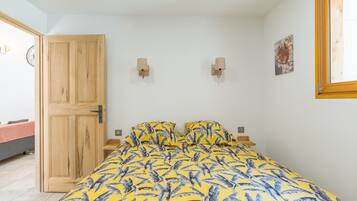 1 slaapkamer, een strijkplank/strijkijzer, gratis wifi, beddengoed