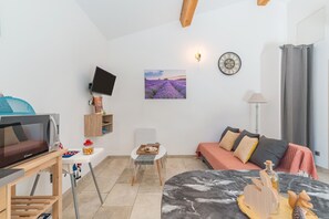 TV, stereo - Apartment 'Le Petit Écureuil' with Shared Pool, Private Terrace and Wi-Fi (Saint-Saturnin-d'Apt)