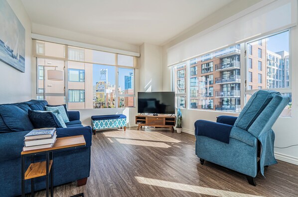 Living area - Stellar 2-bedroom view condo with WiFi/gym in San Diego's Gaslamp District (San Diego)