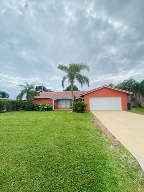 Property grounds - Guest Suite East Boca! Near Beach & Restaurants! Near FAU! Close to I-95! (Boca Raton)