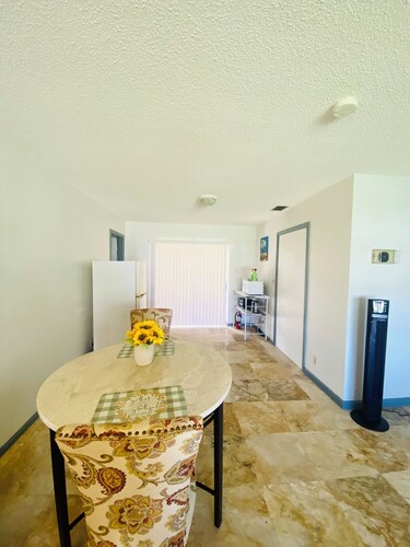 Guest Suite East Boca! Near Beach & Restaurants! Near FAU! Close to I-95!
