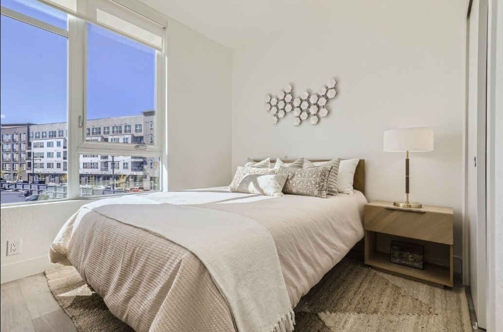 1 habitación, tabla de planchar con plancha y ropa de cama 