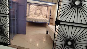 1 habitación, caja de seguridad en la habitación y escritorio